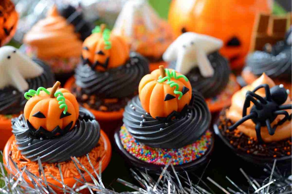 Cupcake di Halloween con frosting nero e zucca di pasta di zucchero