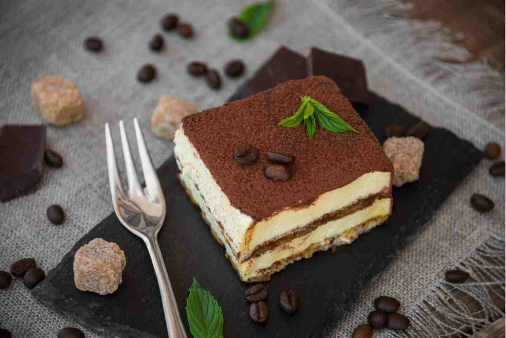 dessert veloce con biscotti e panna montata