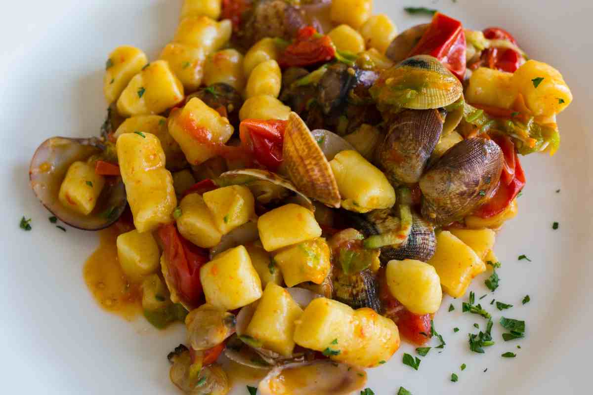 Gnocchi ai frutti di mare in un piatto visti dall'alto