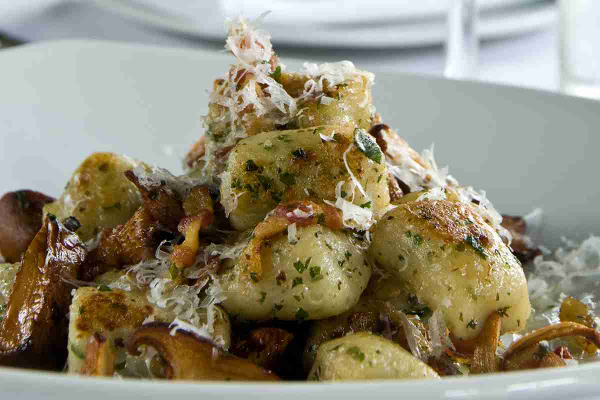 Gnocchi ai funghi e tartufo in un piatto