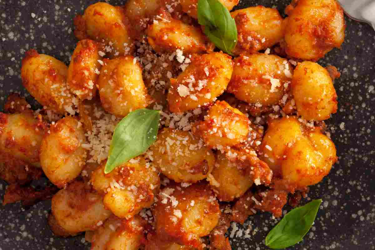 Condimento pronto in 5 minuti per gli gnocchi rustici saltati e il pranzo è squisito