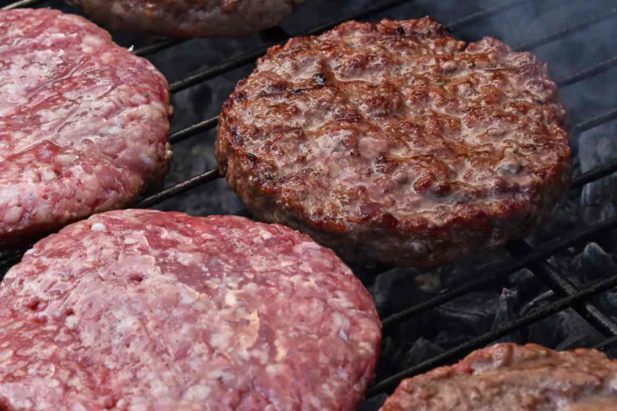 Hamburger di scottona sulla griglia del barbecue