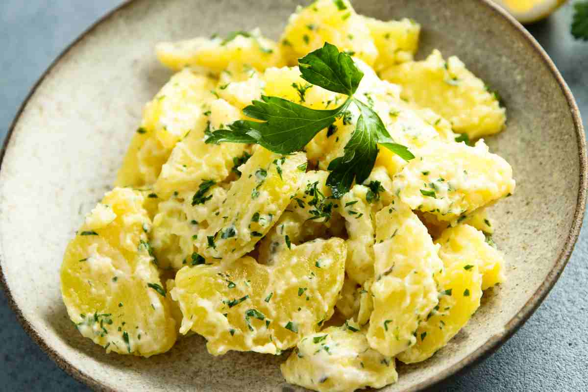 Insalata di patate con crema in un piatto fondo