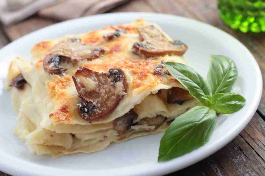 una porzione di lasagne ai funghi in un piatto