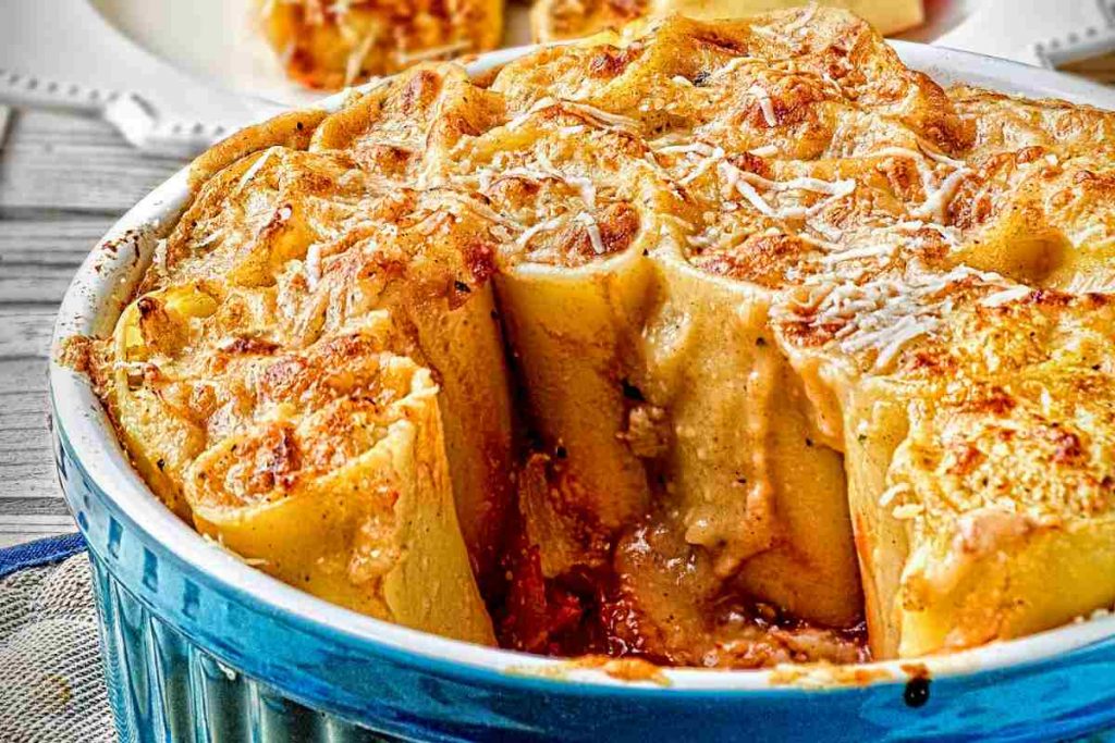 Paccheri gratinati con ripieno di ragù di carne in una pirofila