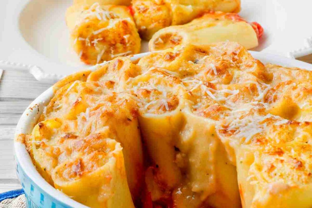 Paccheri gratinati ripieni di carne in una pirofila