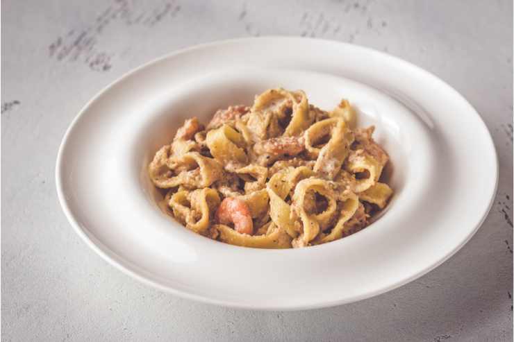 un piatto con Pappardelle con salsa di noci e gamberi 