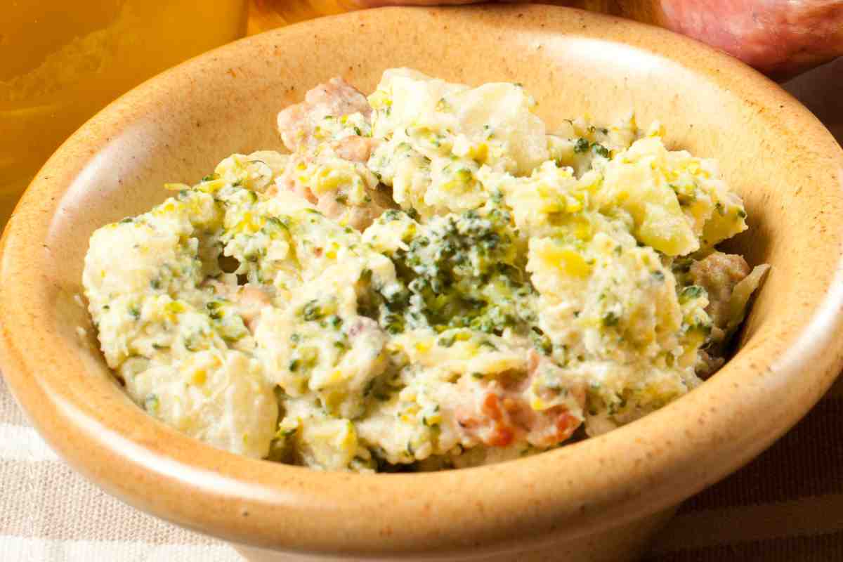 Pasta broccoli e salsiccia in una ciotola di coccio