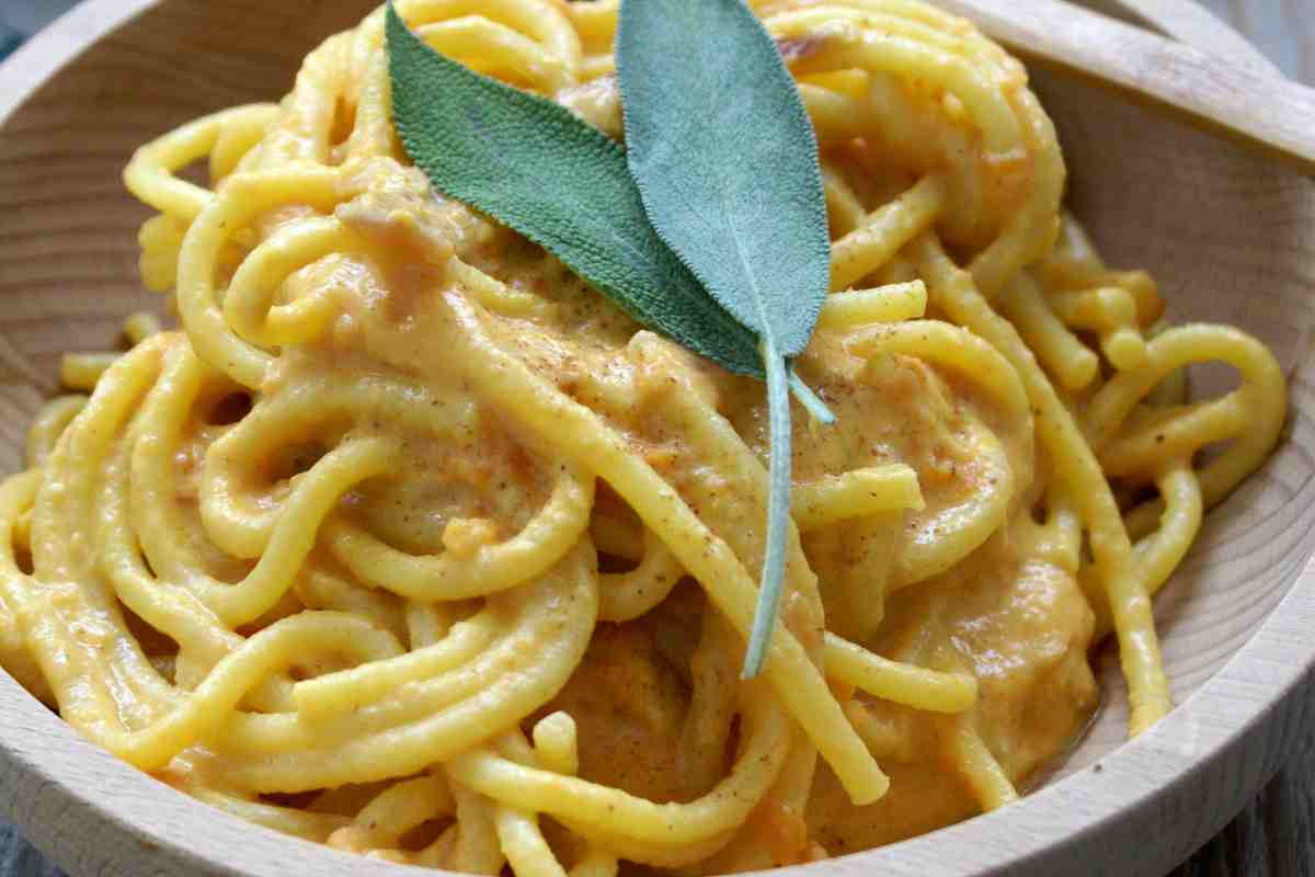 Pasta con crema di zucca in un piatto