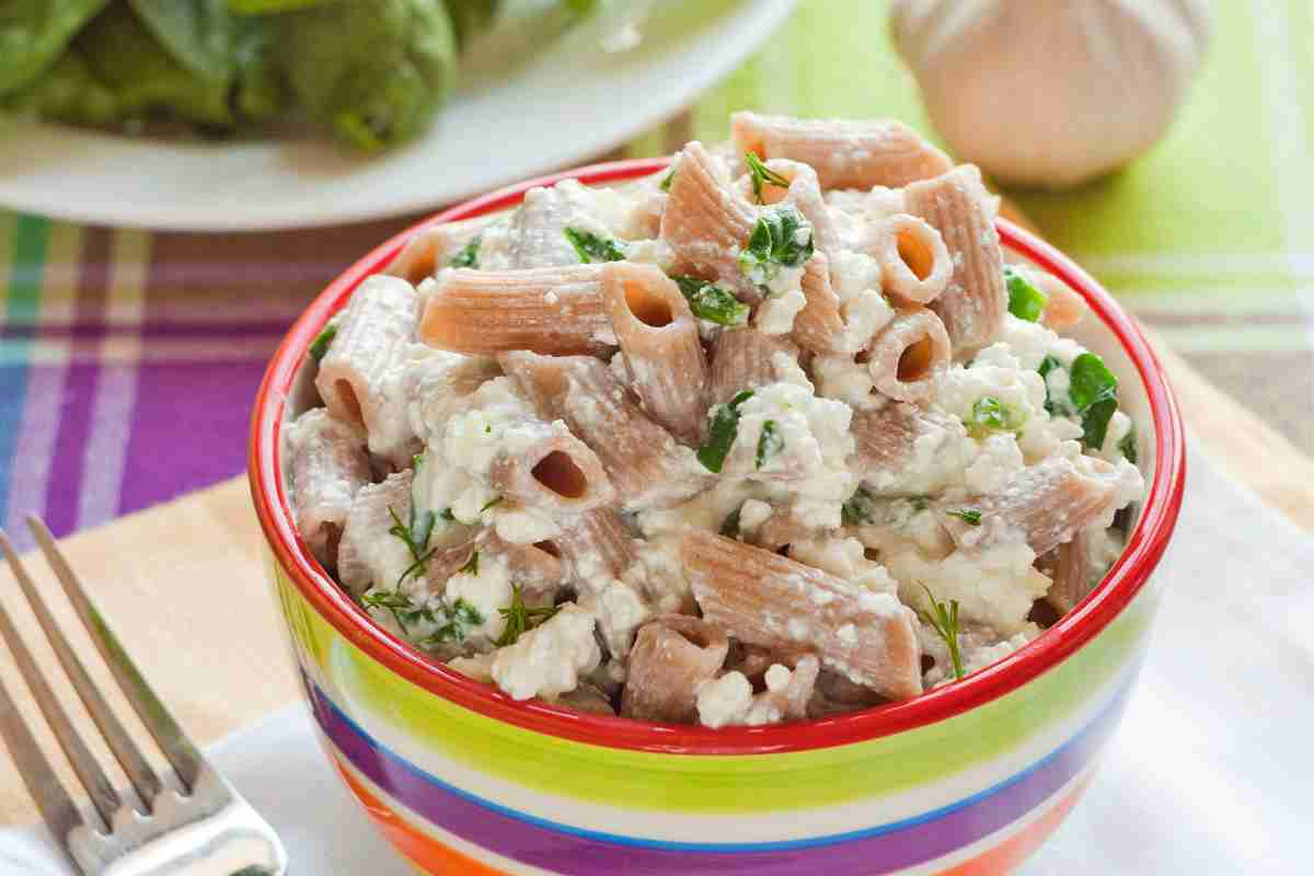 Pasta ricotta e noci in una ciotola multicolore