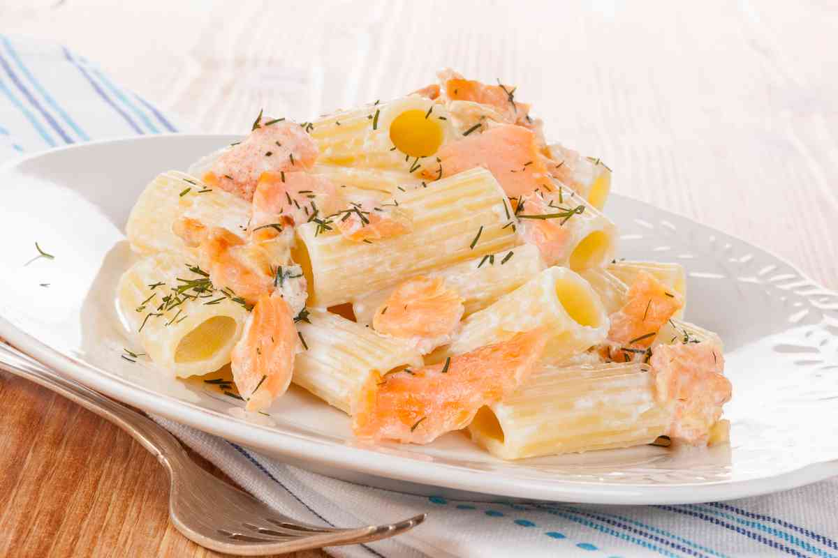 Pasta con salmone e Philadelphia in un piatto