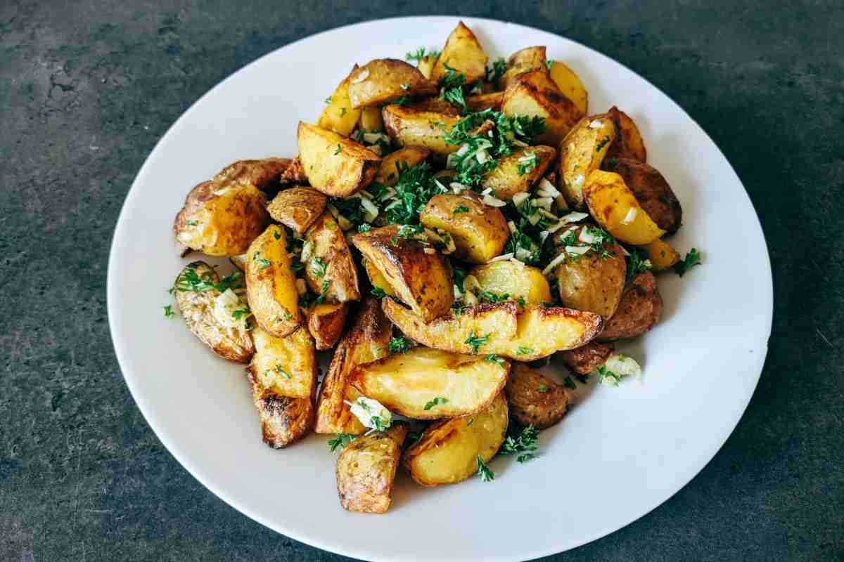 Patate a spicchi in friggitrice aria, vengono come in forno: croccanti fuori e morbide dentro ma risparmi tempo prezioso