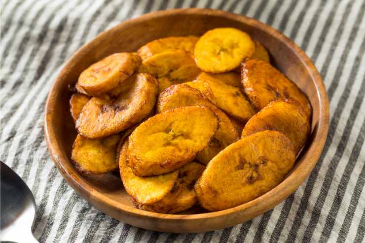 Platano fritto in una ciotola