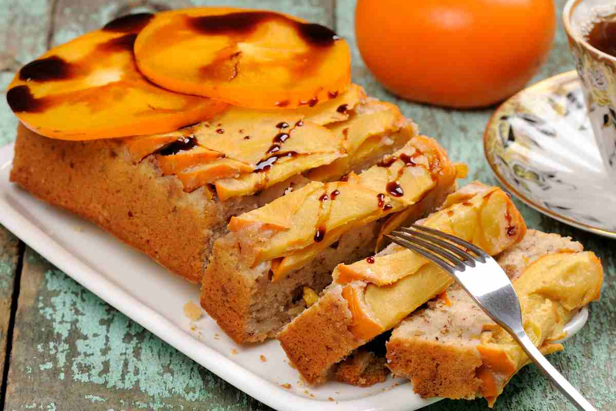 un vassoio con il plumcake ai cachi tagliato a fette