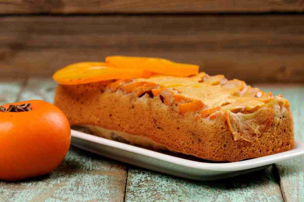 Plumcake con i cachi su un vassoio bianco