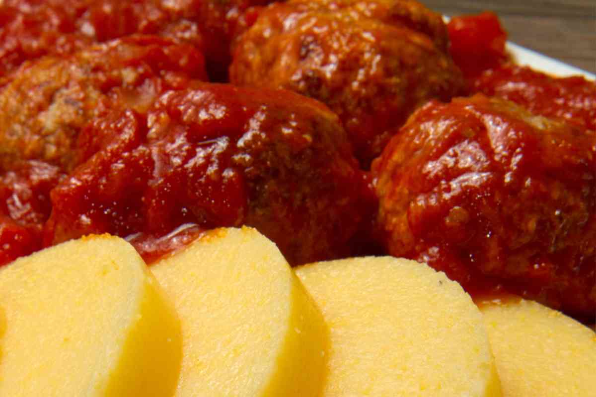 Polenta con polpette al sugo in un piatto