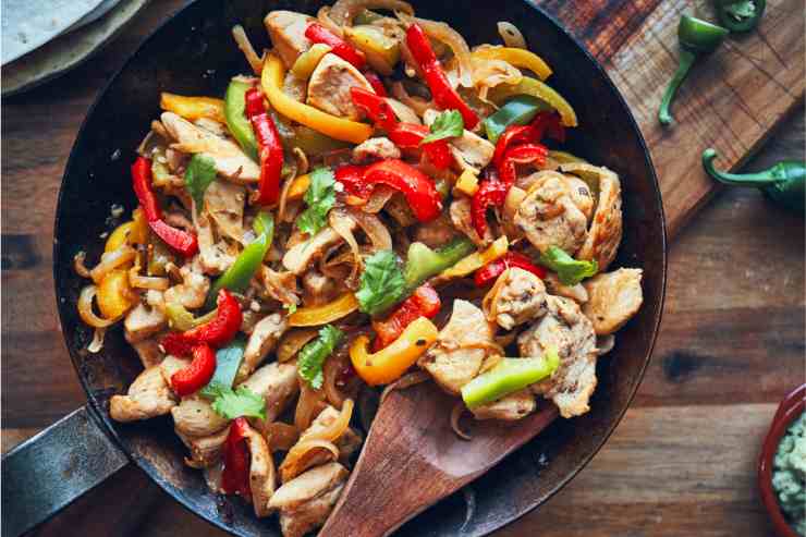 Pollo con peperoni in padella ricetta