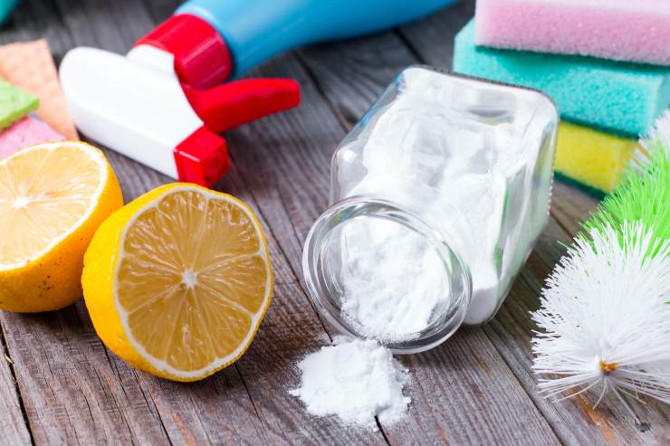 Bicaarbonto, contenitore spray, spugne e limone: rimedi per sbiancare