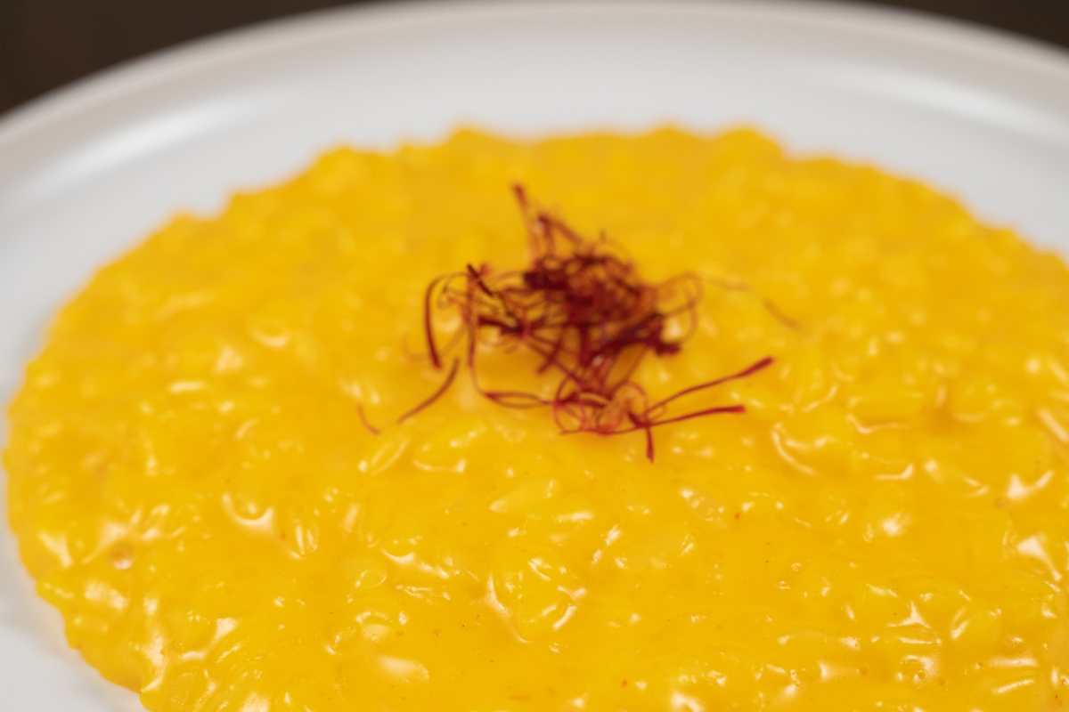 Risotto allo zafferano: con il trucco di Edoardo Franco ha un sapore speciale