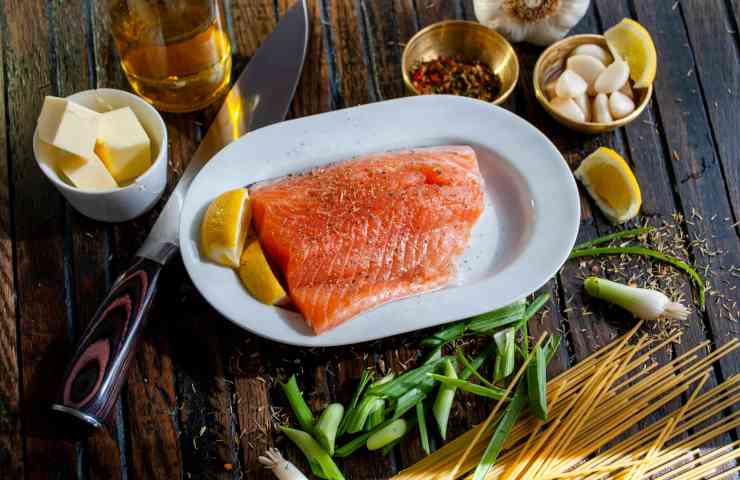 Salmone grigliato al cartoccio, preparazione dei pasti