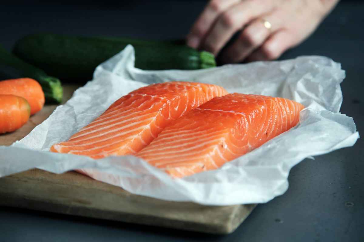 Salmone al cartoccio, il secondo piatto di pesce leggero e gustoso: fatto così è succosissimo