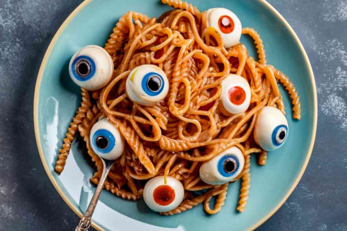 Compra gli ingredienti ora e per Halloween farai un figurone: ecco gli spaghetti con occhi umani