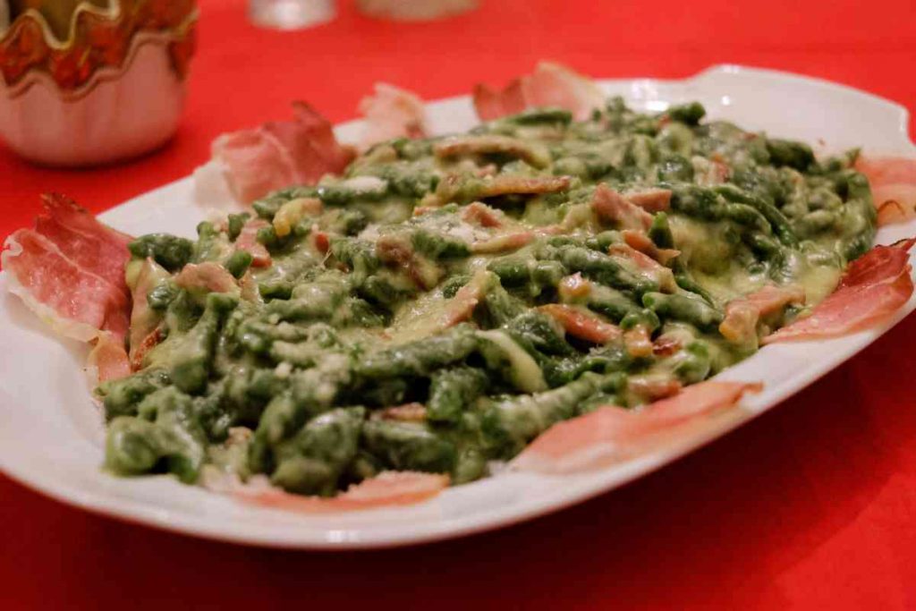 Spätzle agli spinaci con crema di panna e speck