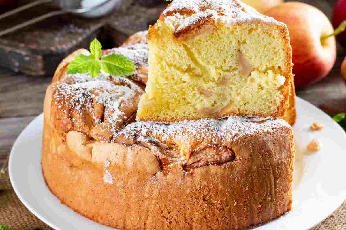 Torta di mele in un vassoio con una detta sopra