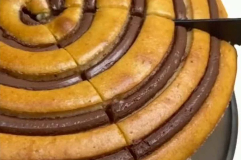 Torta girella alla Nutella tagliata da un coltello