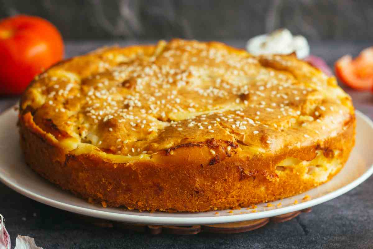 Torta pollo e patate in un vassoio