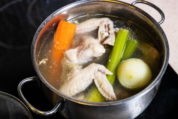 brodo di pollo con verdure in pentola