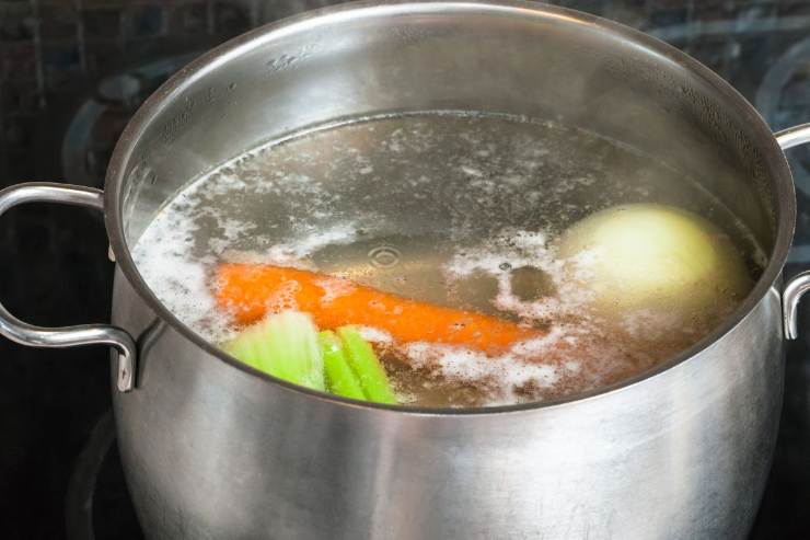 Brodo vegetale acqua calda o fredda