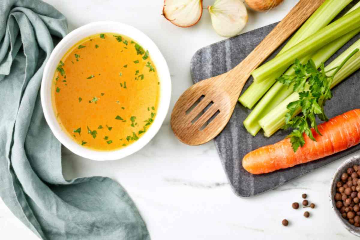 brodo vegetale con carote sedano e cipolla