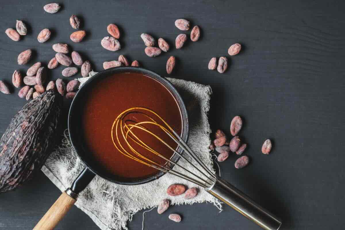 Metti 7 ingredienti in padella e in pochi minuti è pronto il dolce al cioccolato più facile di sempre