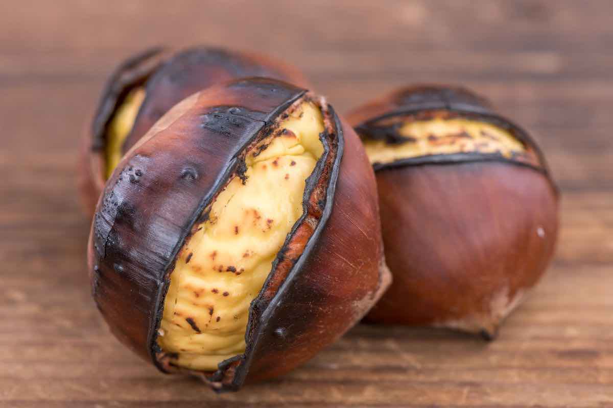 Castagne cotte o crude: trucco della nonna per mantenerle a lungo 