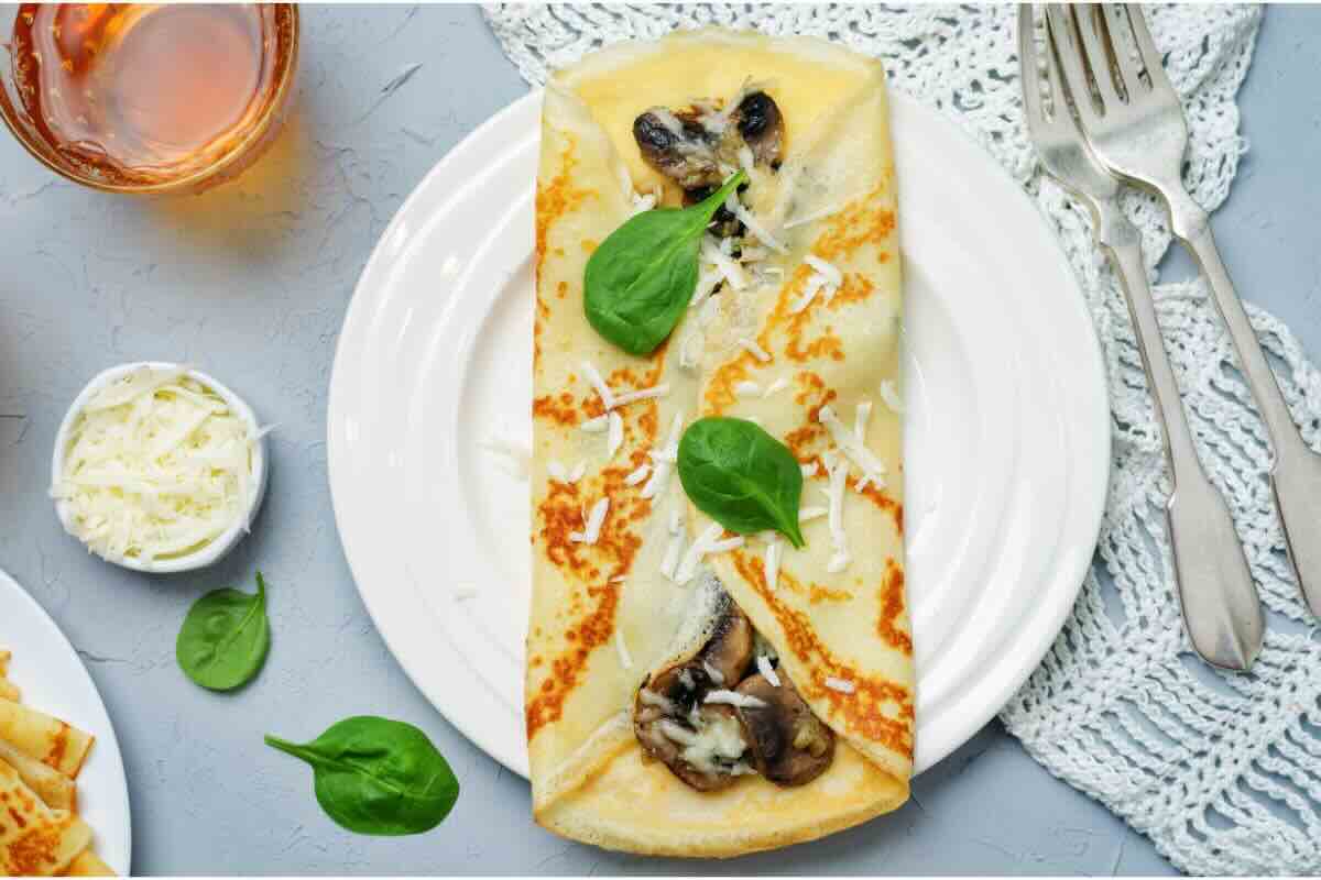 Ricetta crepes salate con funghi e salsiccia