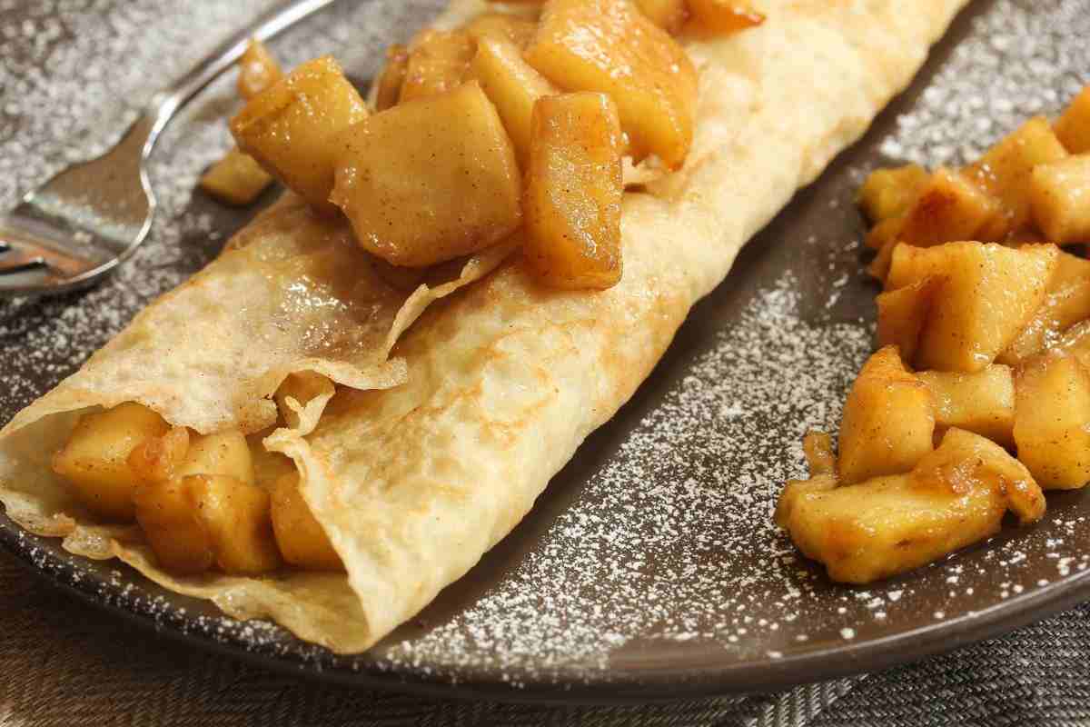 piatto di crepes con mele caramellate