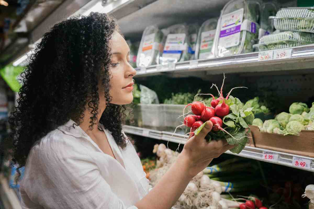 Spesa al supermercato, in molti hanno notato questo ‘dettaglio’ sui prezzi: il motivo lascia di stucco