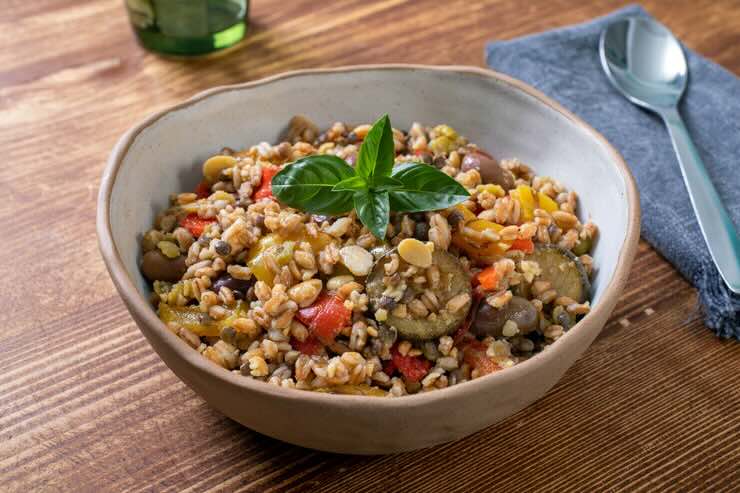 Come preparare il farro con zucchine e salmone