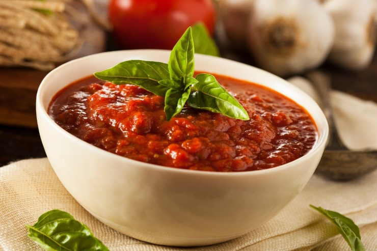 ciotola di salsa di pomodoro