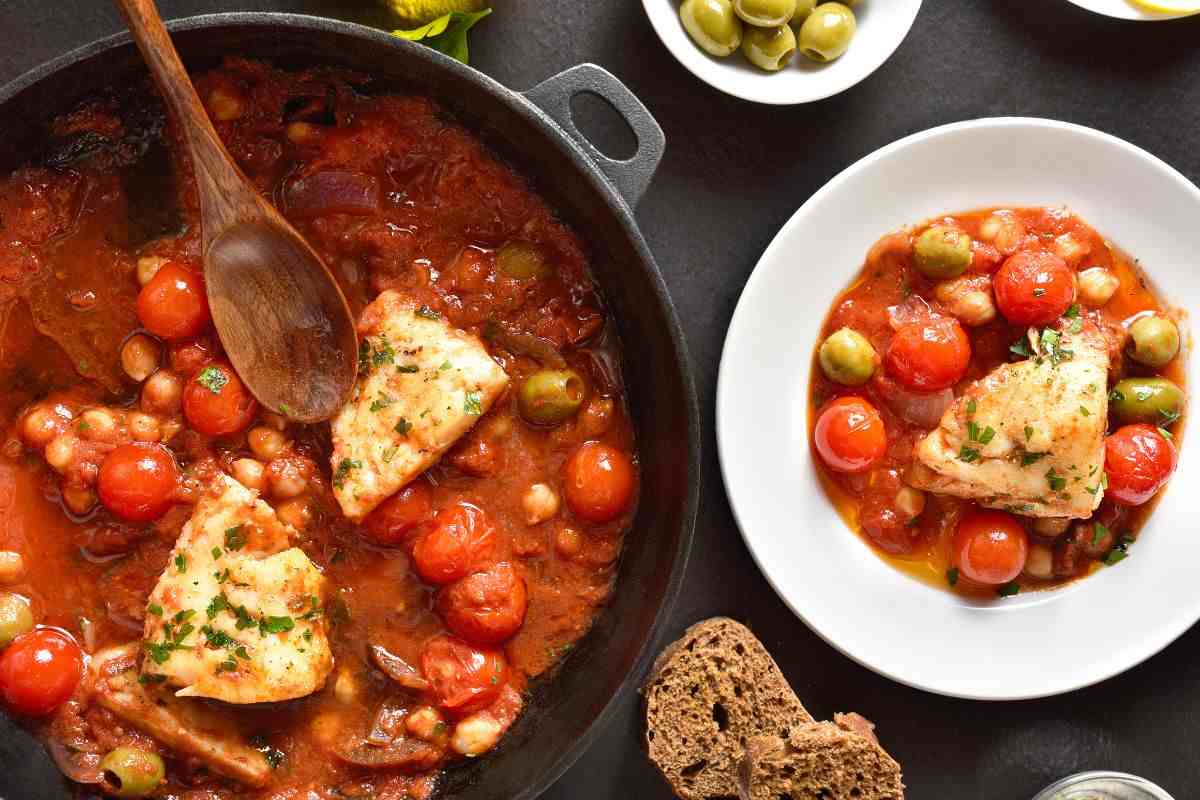 Merluzzo al pomodoro in padella, piatto saporito ma super veloce: chiederanno pure il bis