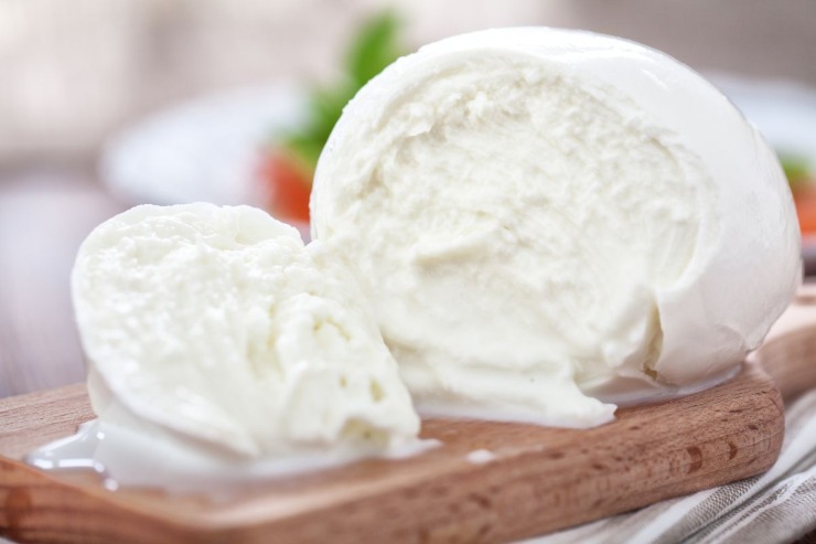 mozzarella su tagliere