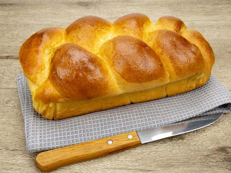 pan brioche con coltello