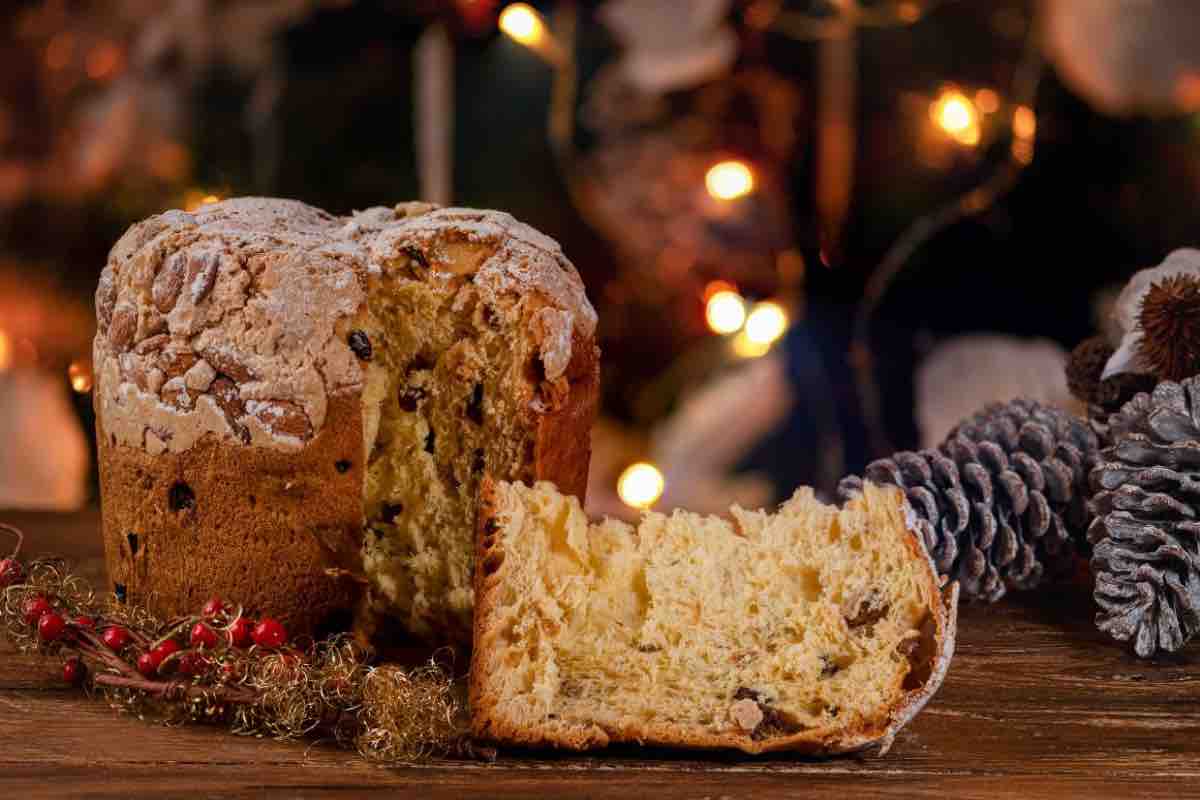 Panettone tagliato con pigna 