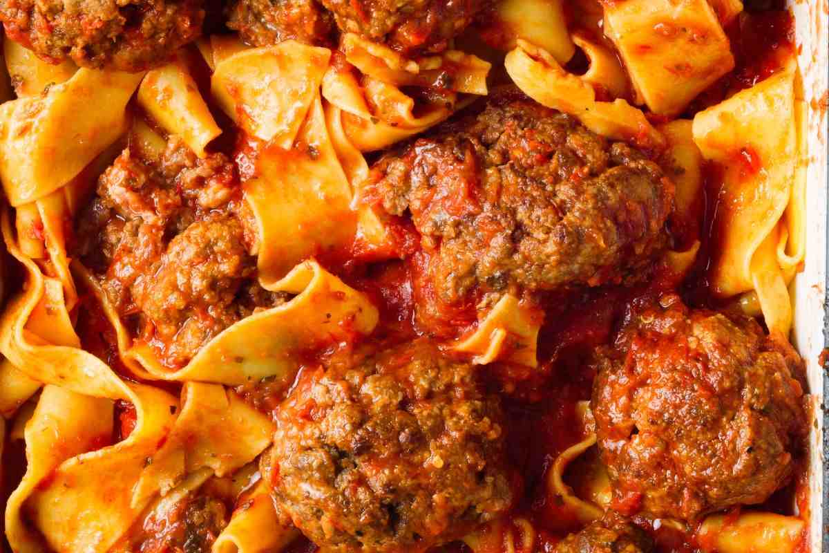 Il pranzo della domenica che farà impazzire tutti, le pappardelle con polpette al forno