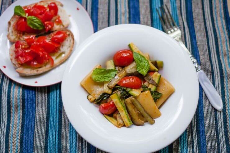 Paccheri con verdure e pomodori