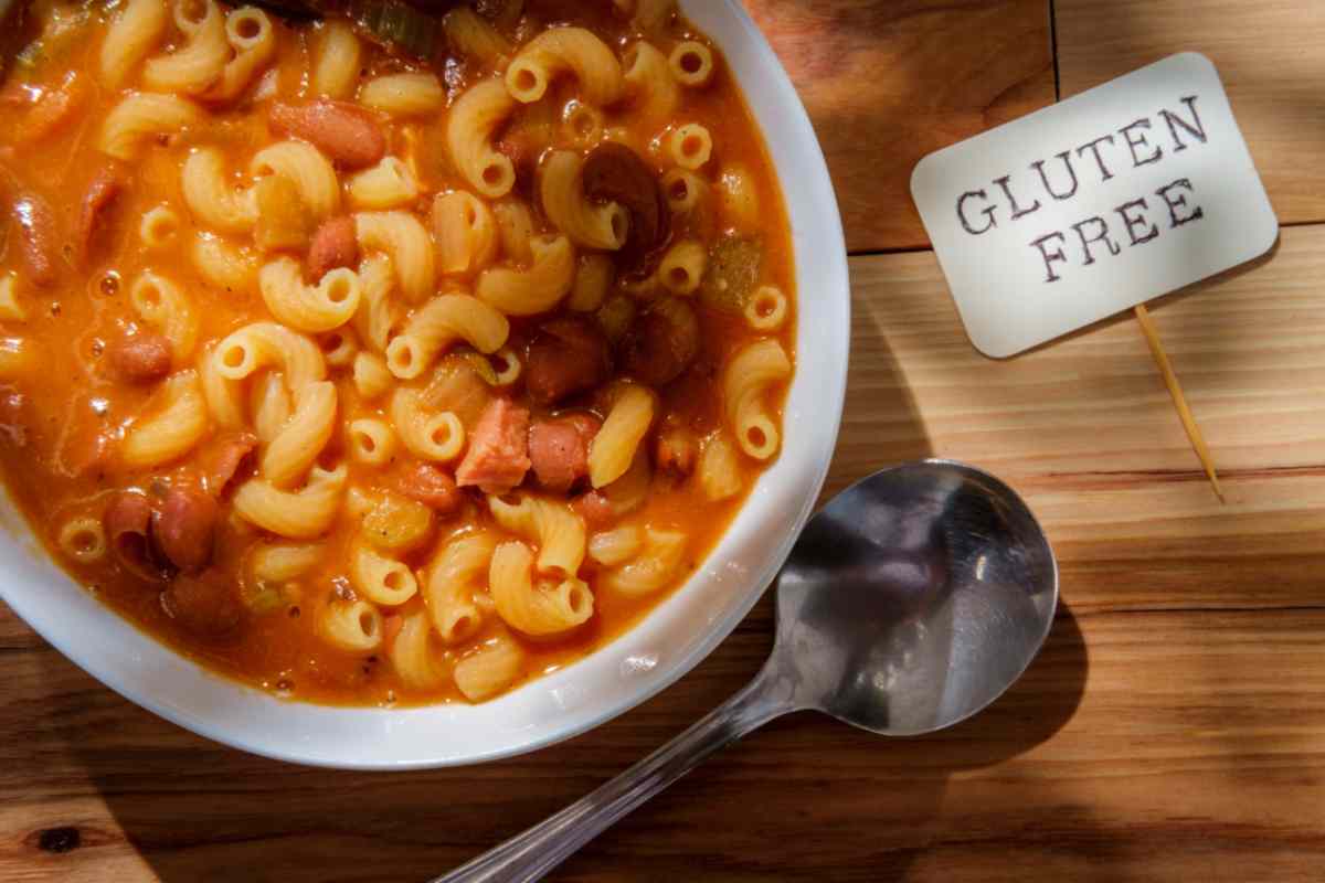 piatto di pasta e fagioli con scritta senza glutine