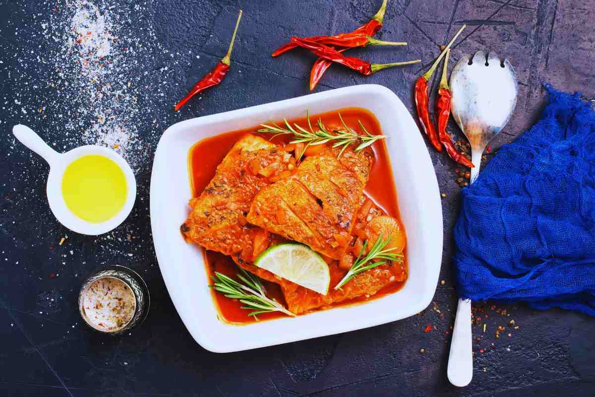 pesce condito con pomodoro e peperoncini