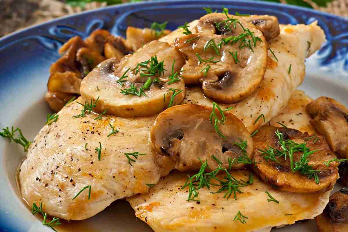 ricetta pollo funghi salsiccia