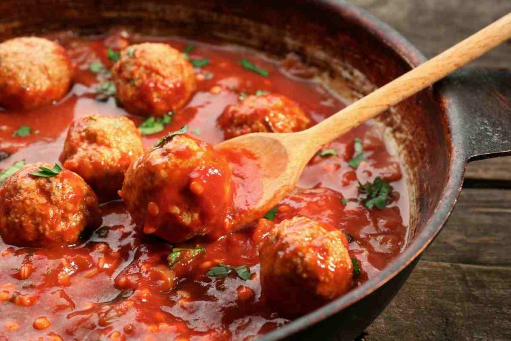 polpette di pesce spada al sugo in una padella